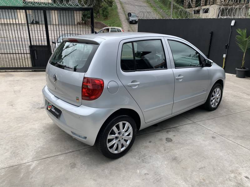 VOLKSWAGEN - FOX - 2010/2011 - Prata - R$ 30.900,00