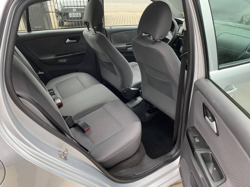 VOLKSWAGEN - FOX - 2010/2011 - Prata - R$ 30.900,00