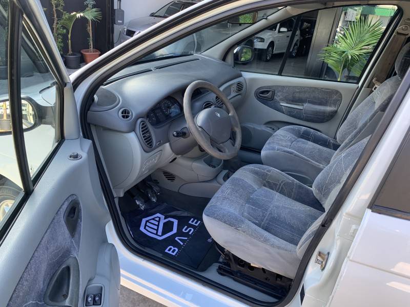 RENAULT - SCÉNIC - 2002/2003 - Branca - R$ 18.500,00