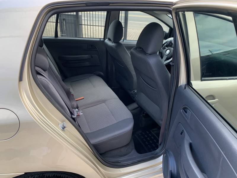 VOLKSWAGEN - FOX - 2004/2005 - Bege - R$ 23.900,00
