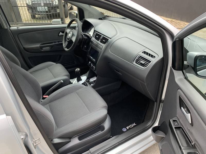 VOLKSWAGEN - FOX - 2010/2011 - Prata - R$ 30.900,00