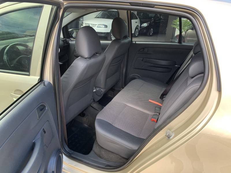 VOLKSWAGEN - FOX - 2004/2005 - Bege - R$ 23.900,00