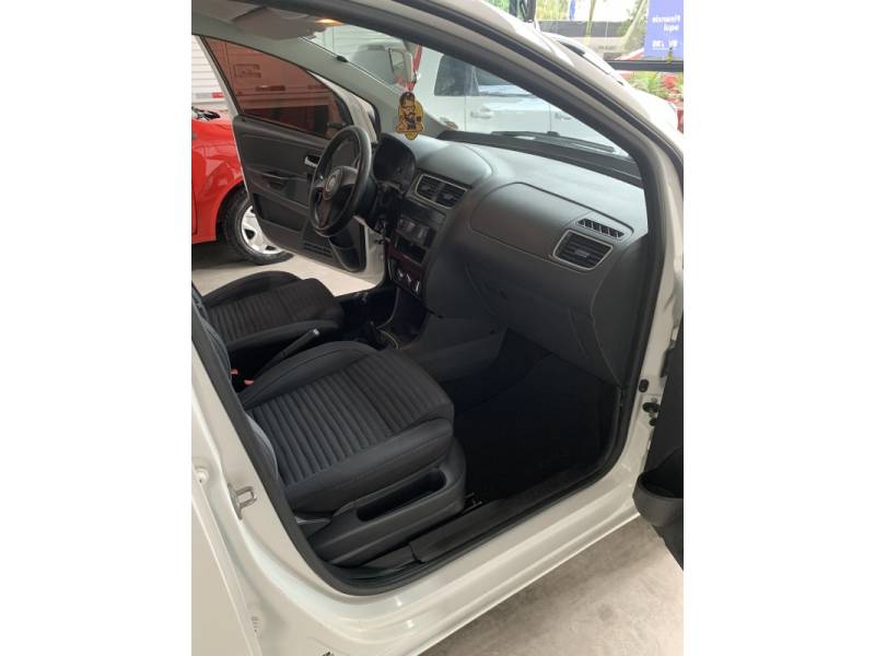 VOLKSWAGEN - FOX - 2012/2013 - Branca - R$ 34.900,00