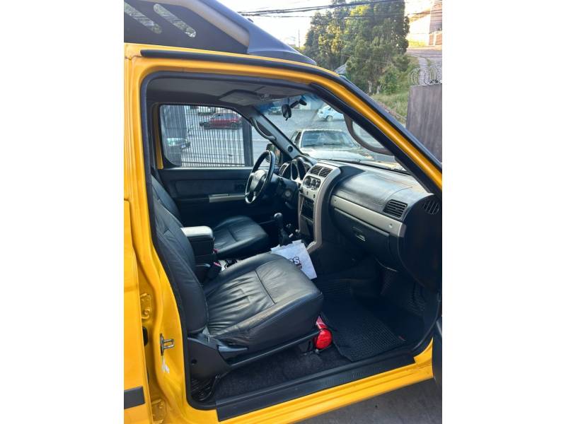 NISSAN - XTERRA - 2003/2004 - Amarela - R$ 95.000,00