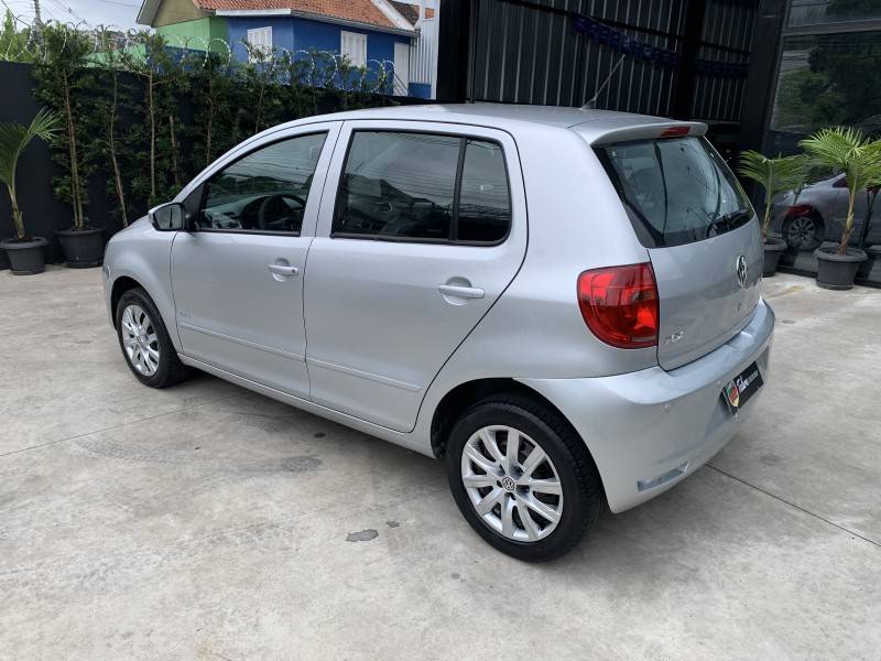 VOLKSWAGEN - FOX - 2010/2011 - Prata - R$ 30.900,00