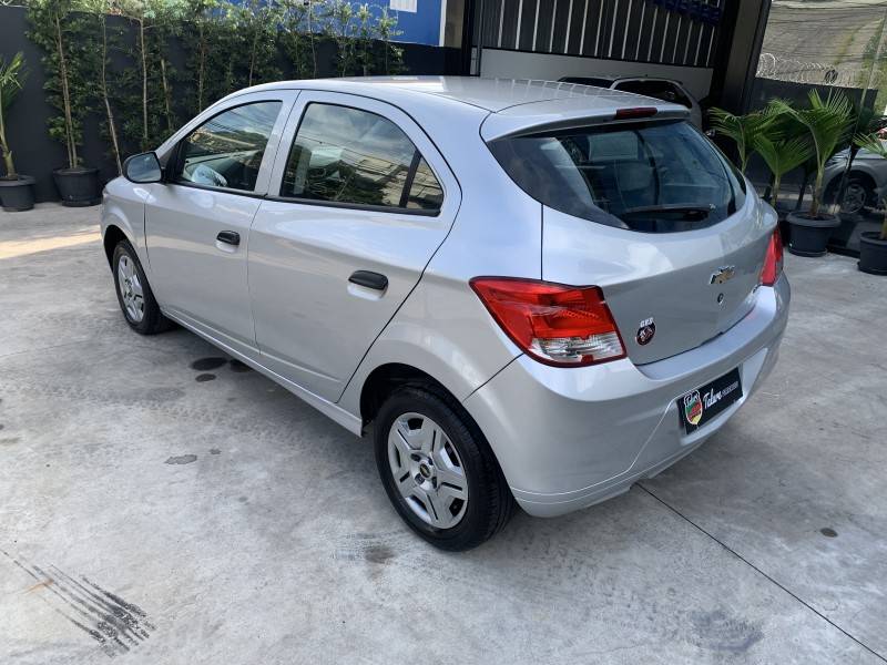 CHEVROLET - ONIX - 2015/2015 - Prata - R$ 40.900,00