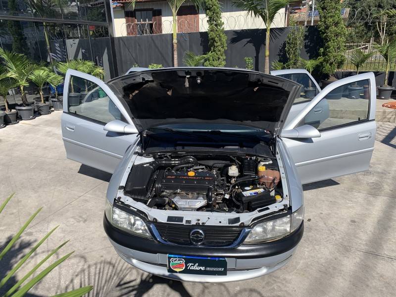 CHEVROLET - VECTRA - 1998/1999 - Prata - R$ 35.000,00