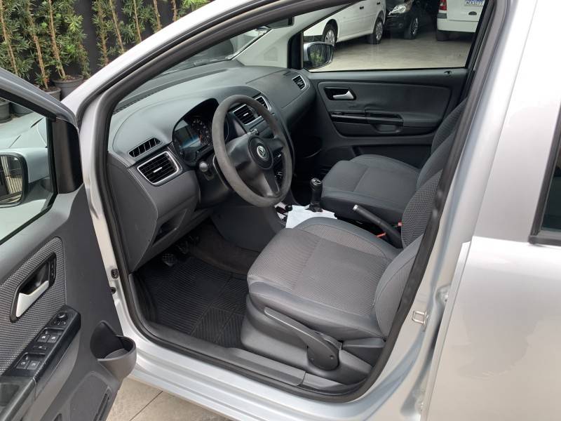 VOLKSWAGEN - FOX - 2010/2011 - Prata - R$ 30.900,00