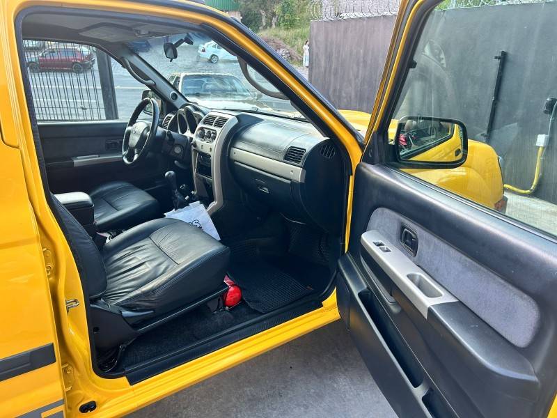 NISSAN - XTERRA - 2003/2004 - Amarela - R$ 95.000,00