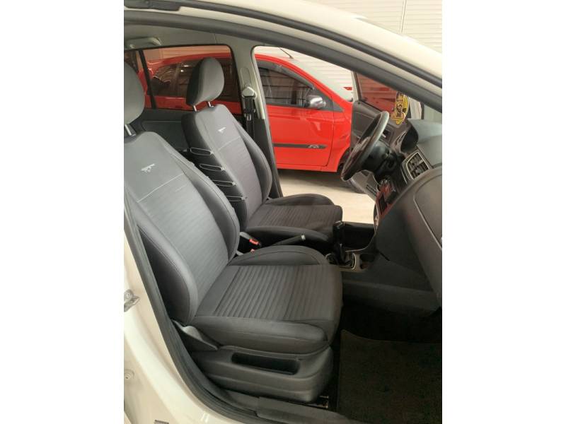 VOLKSWAGEN - FOX - 2012/2013 - Branca - R$ 34.900,00