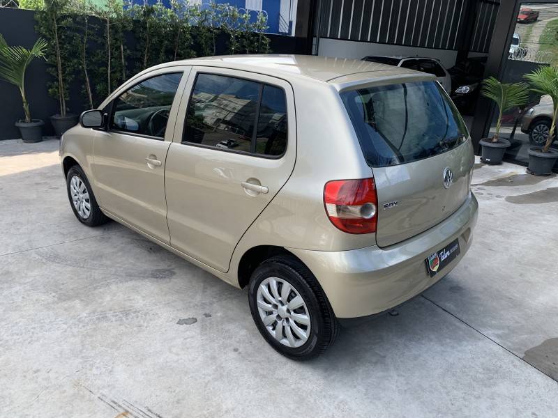 VOLKSWAGEN - FOX - 2004/2005 - Bege - R$ 23.900,00