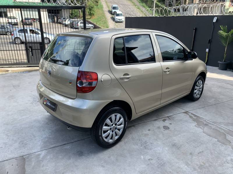 VOLKSWAGEN - FOX - 2004/2005 - Bege - R$ 23.900,00