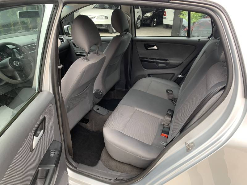 VOLKSWAGEN - FOX - 2010/2011 - Prata - R$ 30.900,00