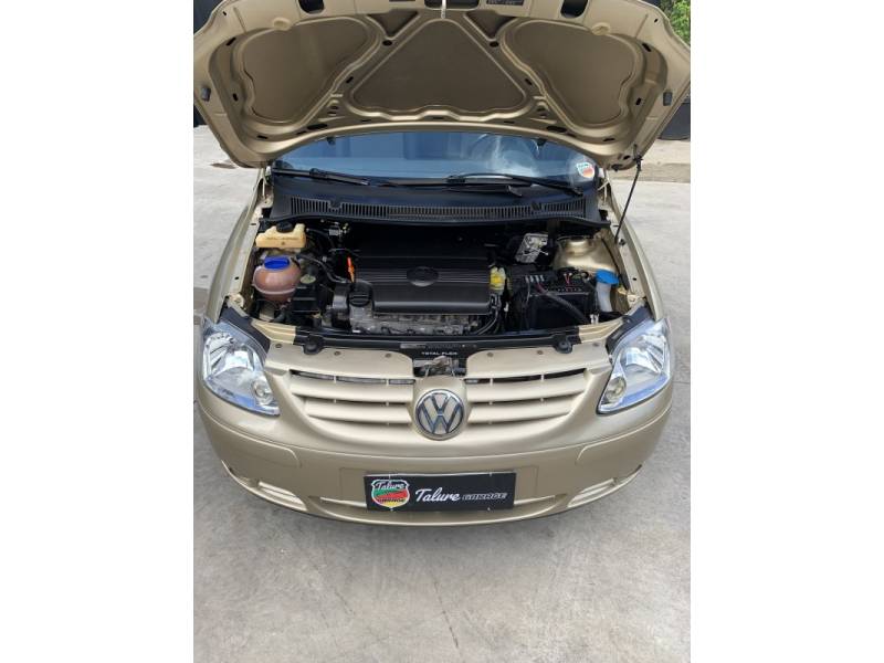 VOLKSWAGEN - FOX - 2004/2005 - Bege - R$ 23.900,00