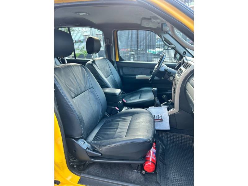 NISSAN - XTERRA - 2003/2004 - Amarela - R$ 95.000,00