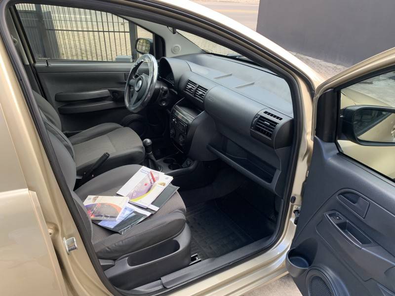 VOLKSWAGEN - FOX - 2004/2005 - Bege - R$ 23.900,00