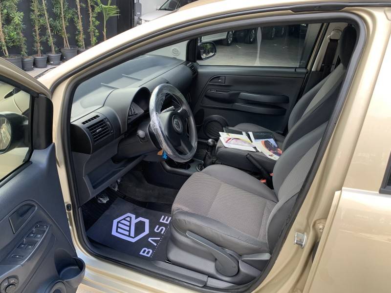 VOLKSWAGEN - FOX - 2004/2005 - Bege - R$ 23.900,00