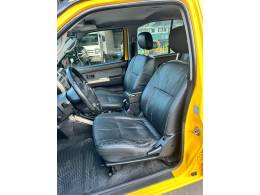 NISSAN - XTERRA - 2003/2004 - Amarela - R$ 95.000,00